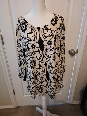 JM Collection Black and Cream Floral-Pattern Long Sleeve Tunic